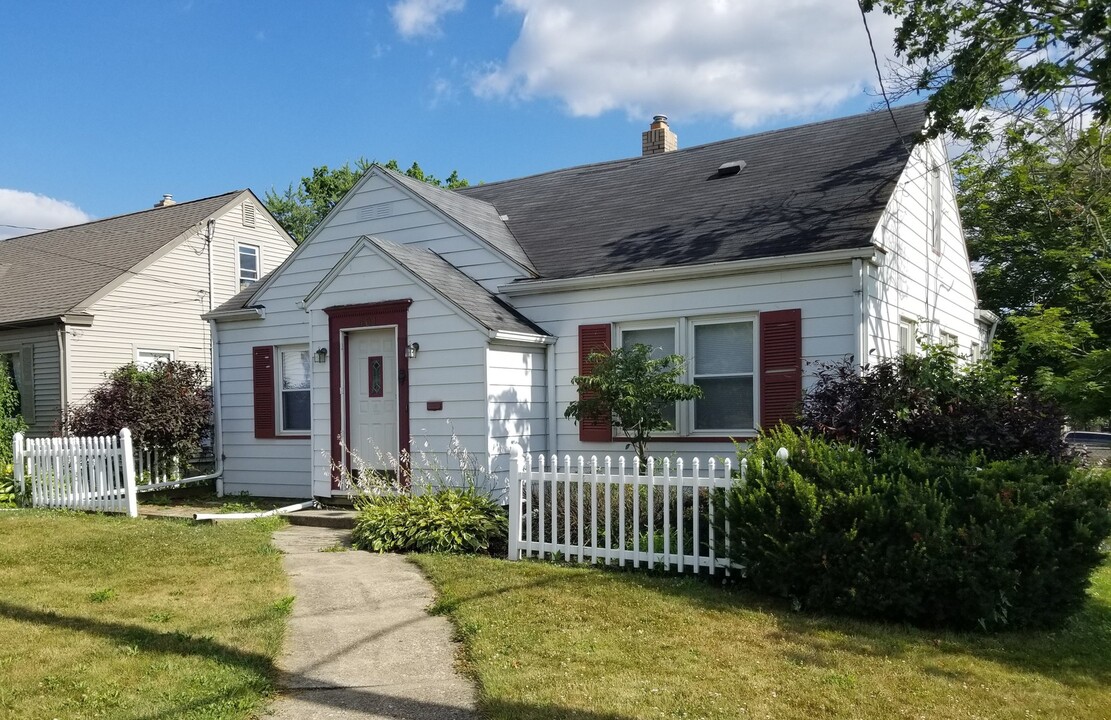 401 Joan Ave SE in Girard, OH - Building Photo