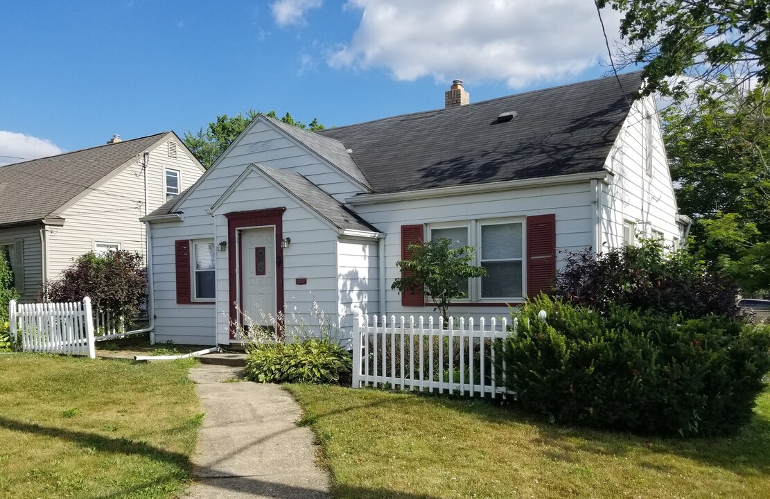 401 Joan Ave SE in Girard, OH - Foto de edificio