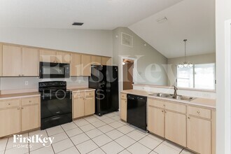 4830 Mill Run Dr in New Port Richey, FL - Foto de edificio - Building Photo