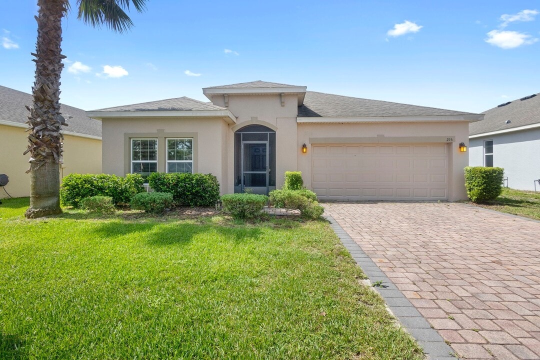 215 Lakeshore Dr in Davenport, FL - Building Photo