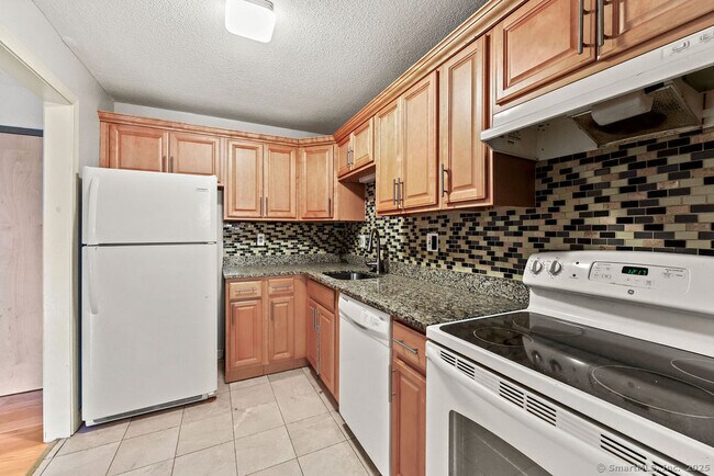 85 Oxbow Dr in Glastonbury, CT - Building Photo - Building Photo