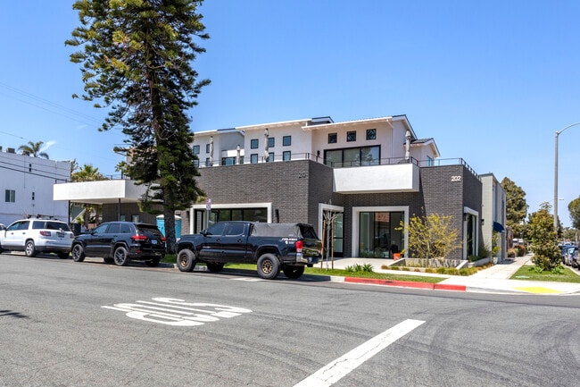 J Street Lofts in Encinitas, CA - Foto de edificio - Building Photo