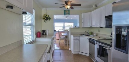 408-412 Venetian Dr in Clearwater, FL - Building Photo - Interior Photo