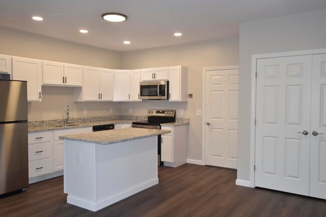 217 Rockingham Rd in Londonderry, NH - Building Photo - Building Photo