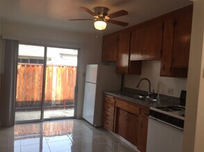 335-341 Easy St in Mountain View, CA - Foto de edificio - Building Photo