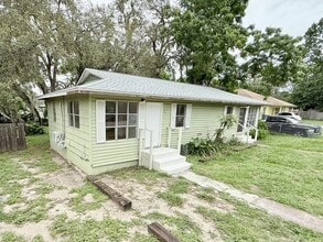 12005 Wanda Ave in New Port Richey, FL - Foto de edificio - Building Photo