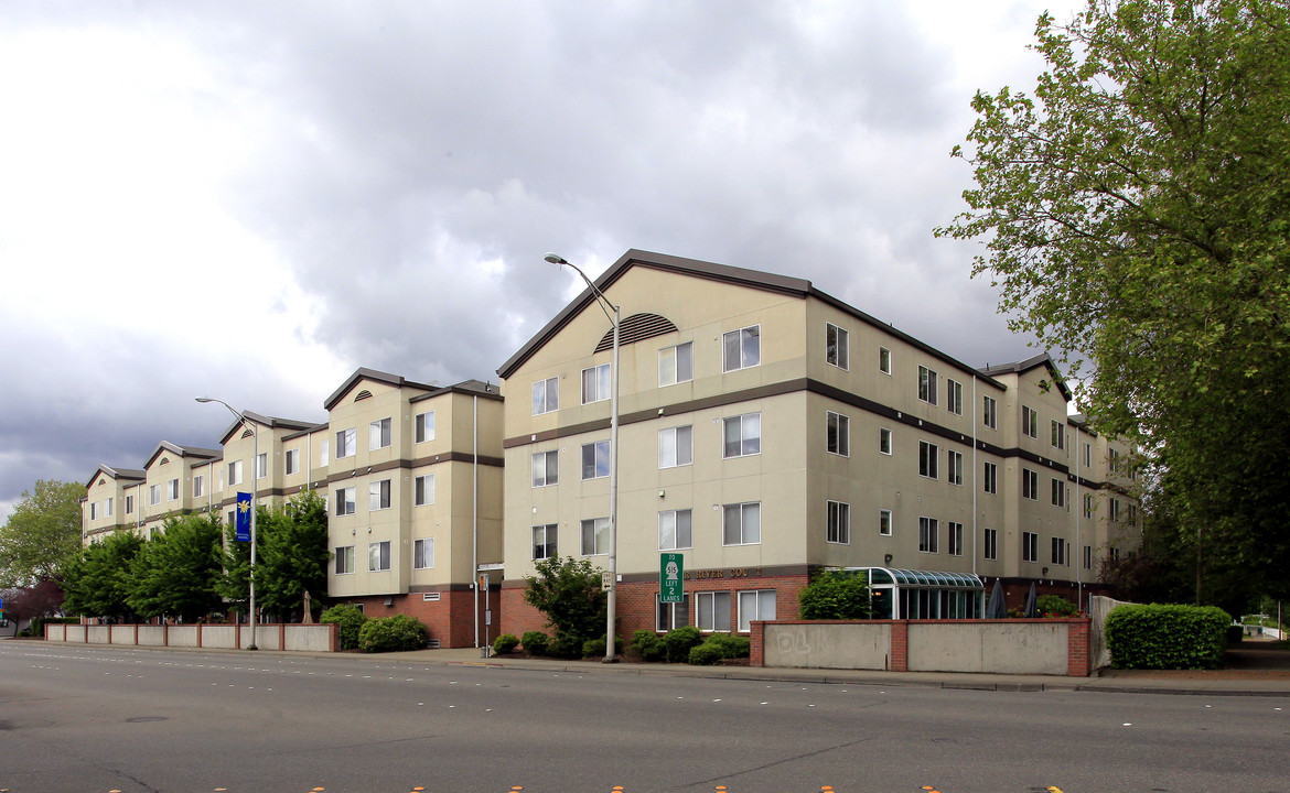 Cedar River Court Apartments in Renton, WA - Building Photo