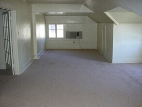 563 E Holt Ave in Pomona, CA - Foto de edificio - Building Photo