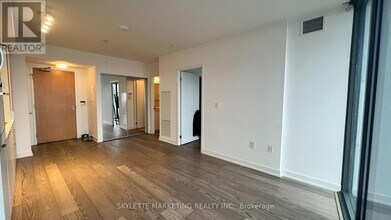 11 Wellesley St W in Toronto, ON - Building Photo - Building Photo