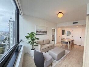 225 N Miami Ave, Unit 3502 in Miami, FL - Foto de edificio - Building Photo