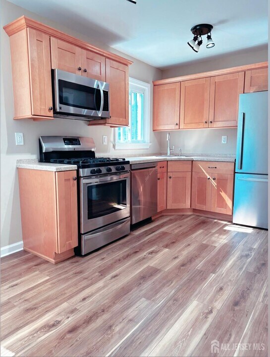 32 Apple St in Edison, NJ - Building Photo