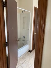 4 Flower St, Unit 6 Flower St in Middletown, CT - Building Photo - Building Photo