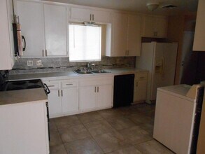 544 Greenbriar Townhouse Way in Las Vegas, NV - Building Photo - Building Photo