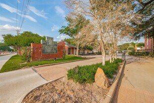 2211 S Kirkwood Rd in Houston, TX - Building Photo