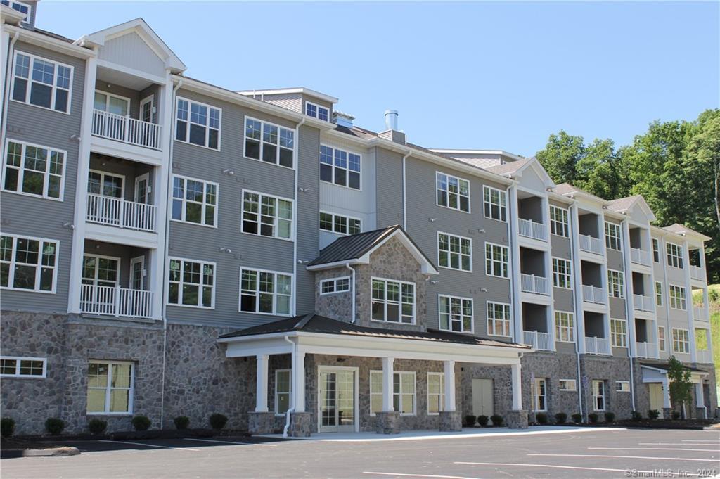 398 Federal Rd-Unit -225 in Brookfield, CT - Foto de edificio