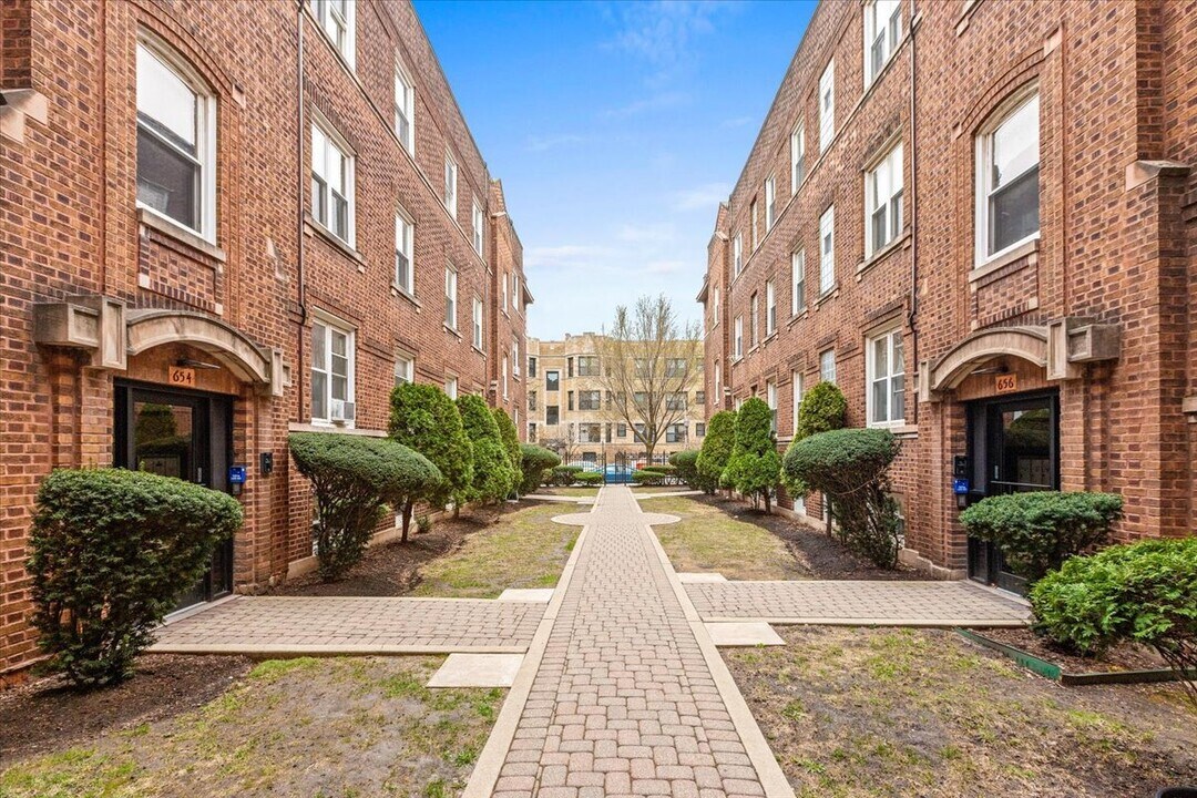 658 W Oakdale Ave in Chicago, IL - Building Photo