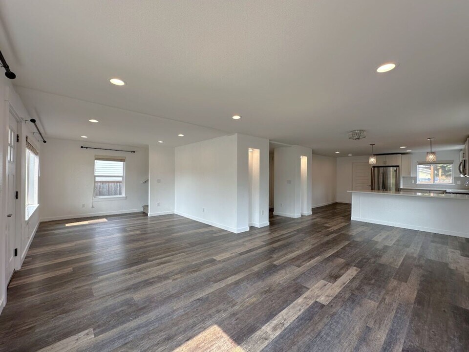 5201 64th St W in University Place, WA - Building Photo