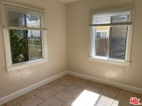 11223 Emelita St in Los Angeles, CA - Building Photo - Building Photo