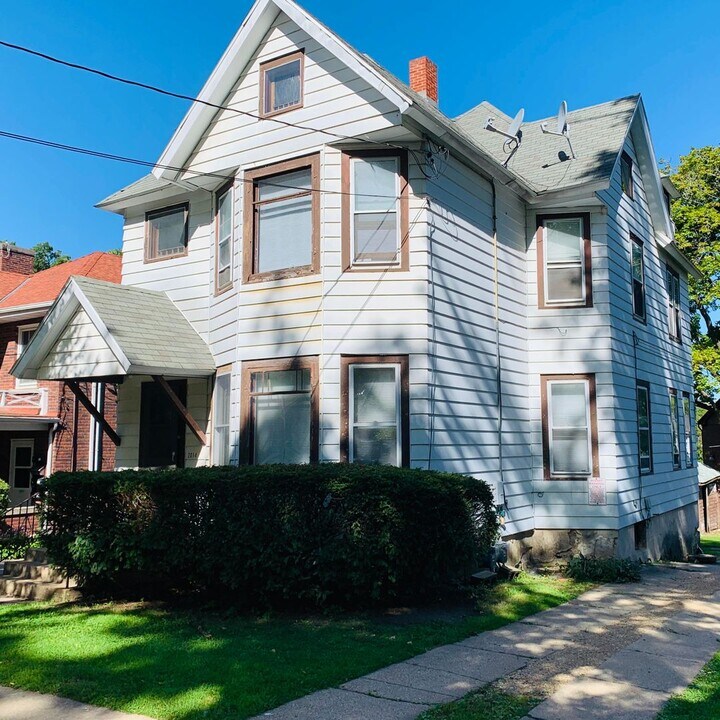 2014 Kendall Avenue in Madison, WI - Foto de edificio
