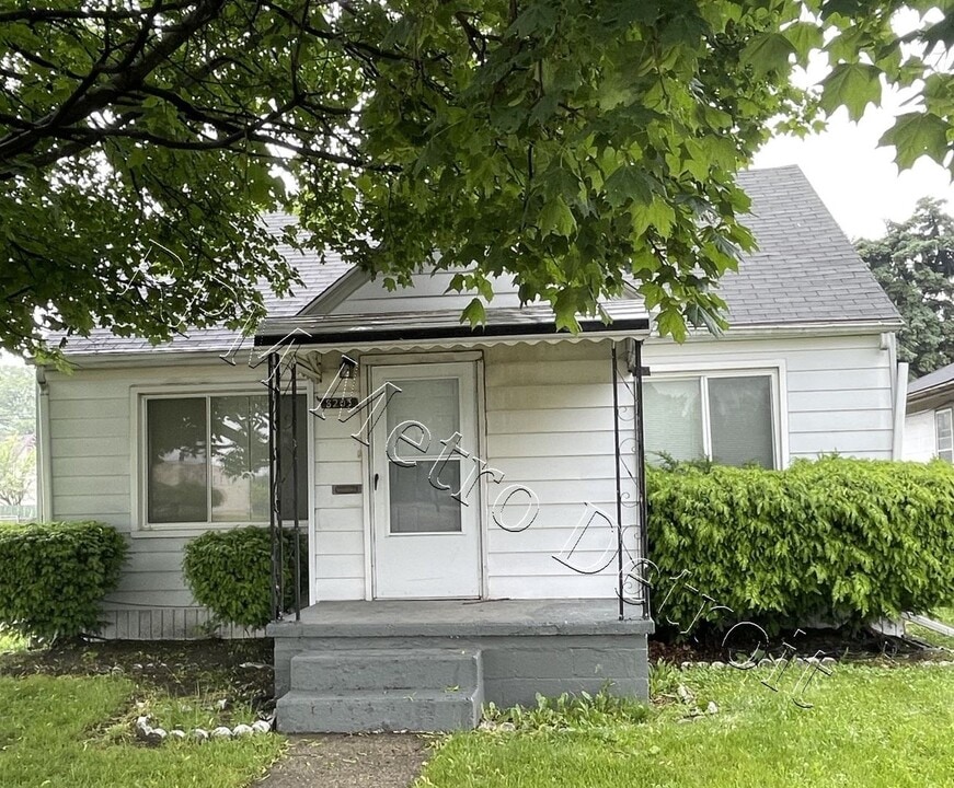 8203 Paige Ave in Warren, MI - Building Photo