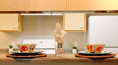 16932 SE Powell Blvd in Portland, OR - Foto de edificio - Building Photo