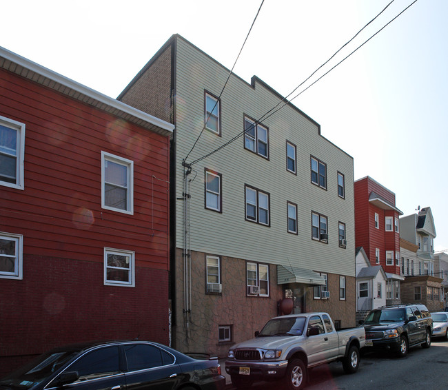 46-48 E 17th St in Bayonne, NJ - Building Photo - Building Photo