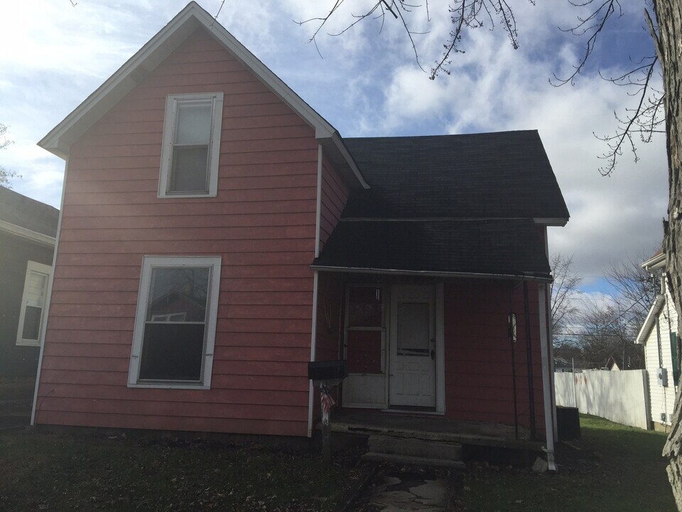 1004 S Columbia St in Frankfort, IN - Building Photo