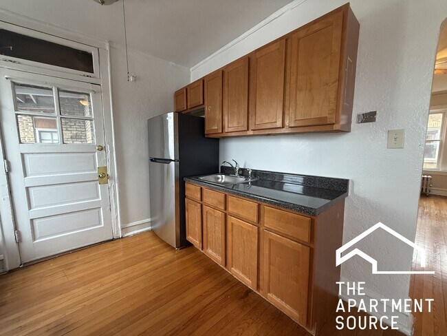 property at 5423 W Montrose Ave