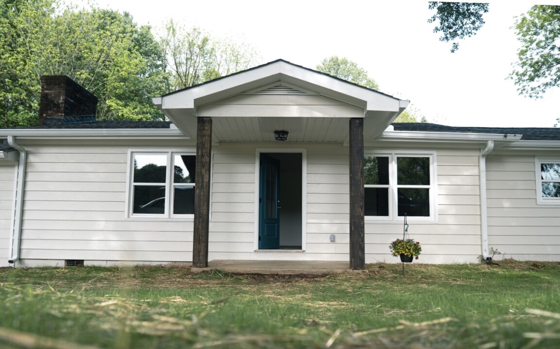 206 Donald Alexander Rd in Cleveland, GA - Building Photo