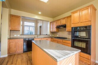 1620 N Oliveto Ct in Visalia, CA - Building Photo - Building Photo