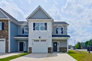 3704 Oak Leaf Wy in Greenville, NC - Building Photo