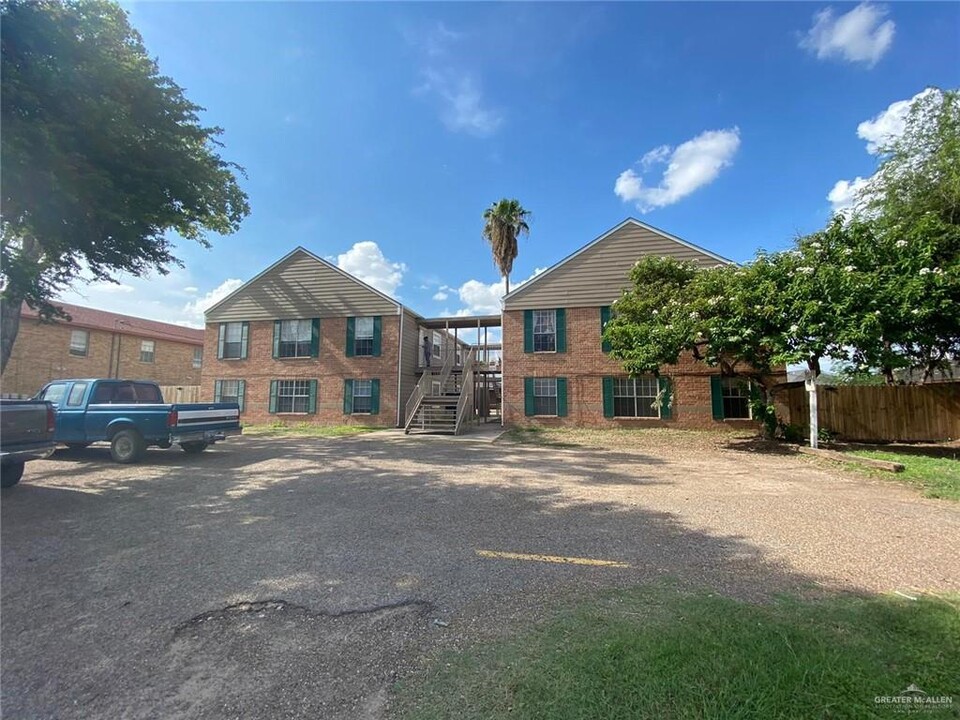 1006 W Kelly Ave in Pharr, TX - Building Photo