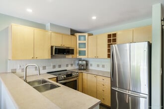 3122 St Johns St in Port Moody, BC - Building Photo - Building Photo