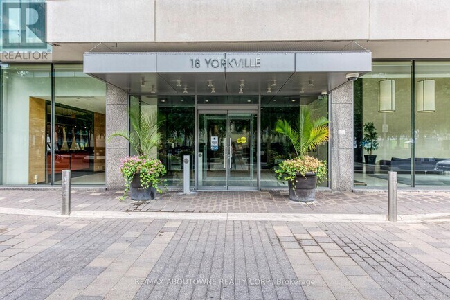 18 Yorkville Ave in Toronto, ON - Building Photo - Building Photo