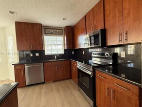 13848 NW 22nd St in Sunrise, FL - Foto de edificio - Building Photo