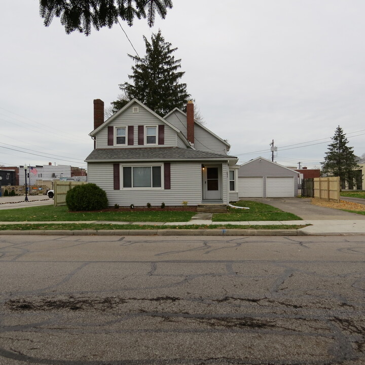 293 Tenney Ave in Amherst, OH - Foto de edificio