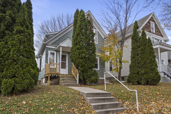 3217 N Newhall St, Unit Upper in Milwaukee, WI - Foto de edificio - Building Photo