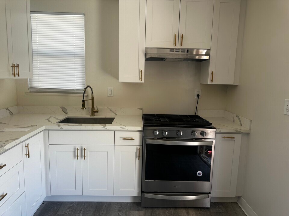 325 Rollins Rd in Burlingame, CA - Building Photo