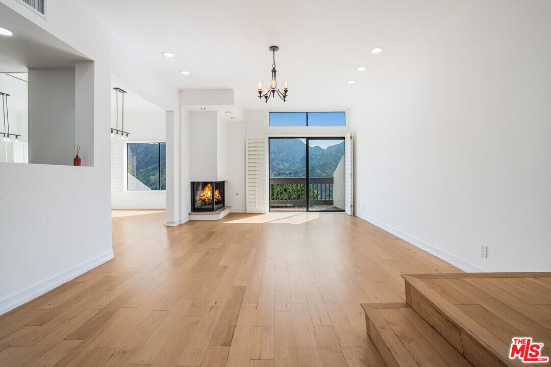 1694 Michael Ln in Los Angeles, CA - Building Photo