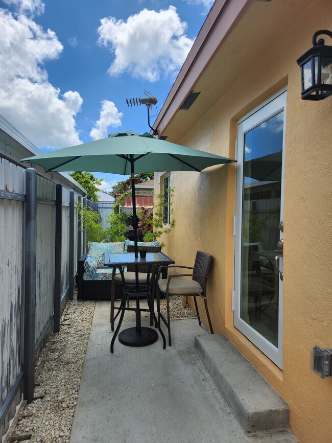 7941 NW 14th Pl in Miami, FL - Building Photo - Building Photo