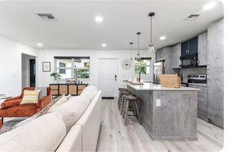 2648 NW 9th Ln in Wilton Manors, FL - Building Photo - Building Photo