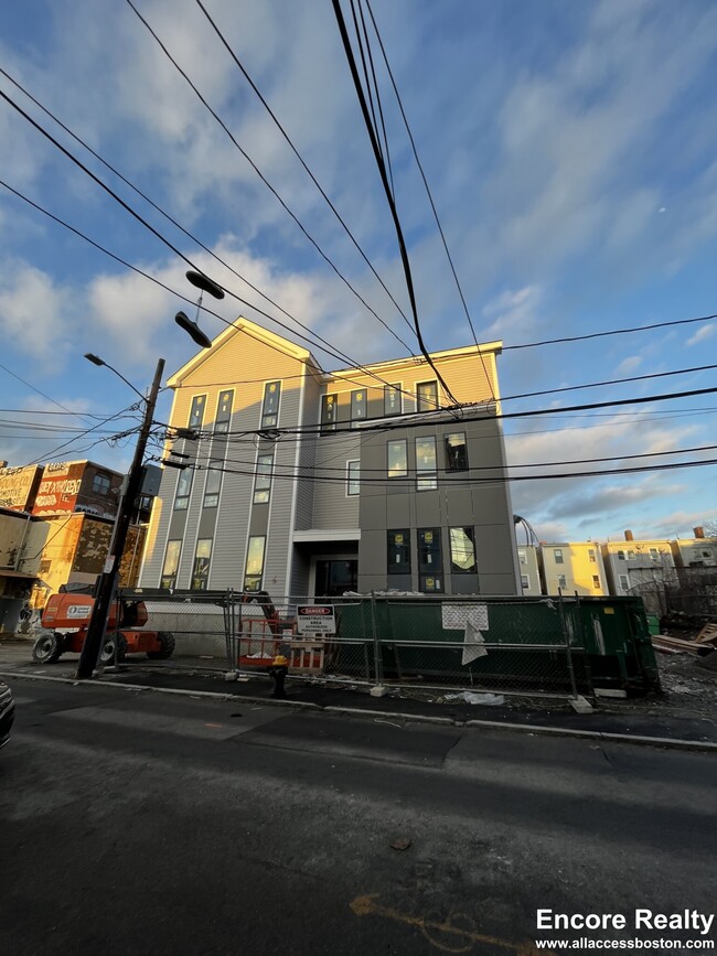 16 Highgate St, Unit 2 in Boston, MA - Foto de edificio - Building Photo