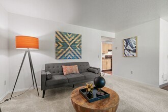 Creekside Apartments in Clackamas, OR - Foto de edificio - Building Photo