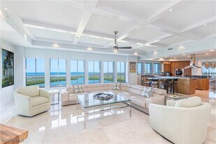 295 Grande Way in Naples, FL - Building Photo