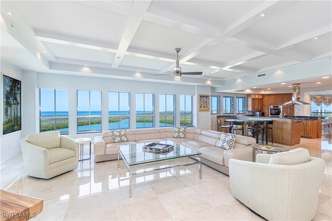 295 Grande Way in Naples, FL - Foto de edificio