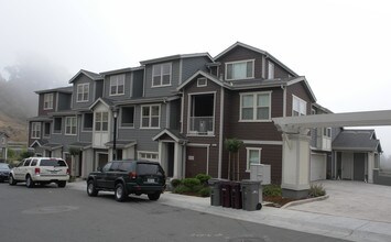 6010 Old Quarry Loop in Oakland, CA - Foto de edificio - Building Photo