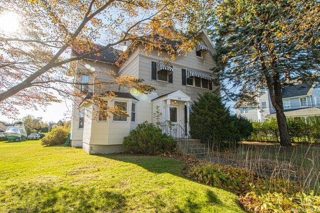 36 Maple Ave in Bay Shore, NY - Building Photo - Building Photo