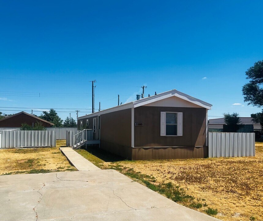 3625 Cesar Chavez Dr in Clovis, NM - Building Photo