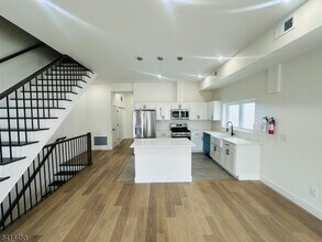 14 Nelson Pl, Unit 2 in Irvington, NJ - Foto de edificio - Building Photo