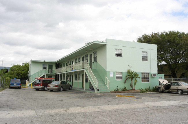 825 NW 70th St in Miami, FL - Building Photo - Building Photo